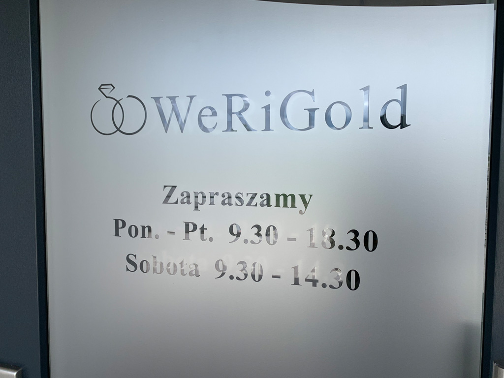 folia szroniona na szyby